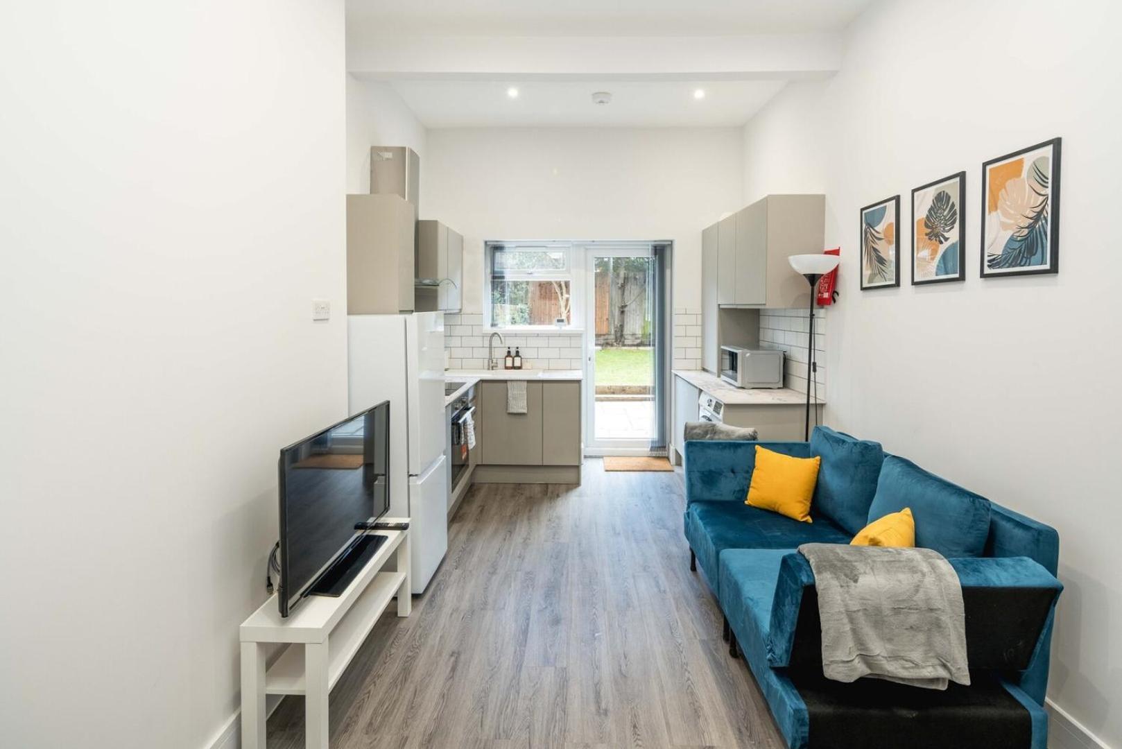 Modern 2b With Private Backyard & Fast Wifi London
